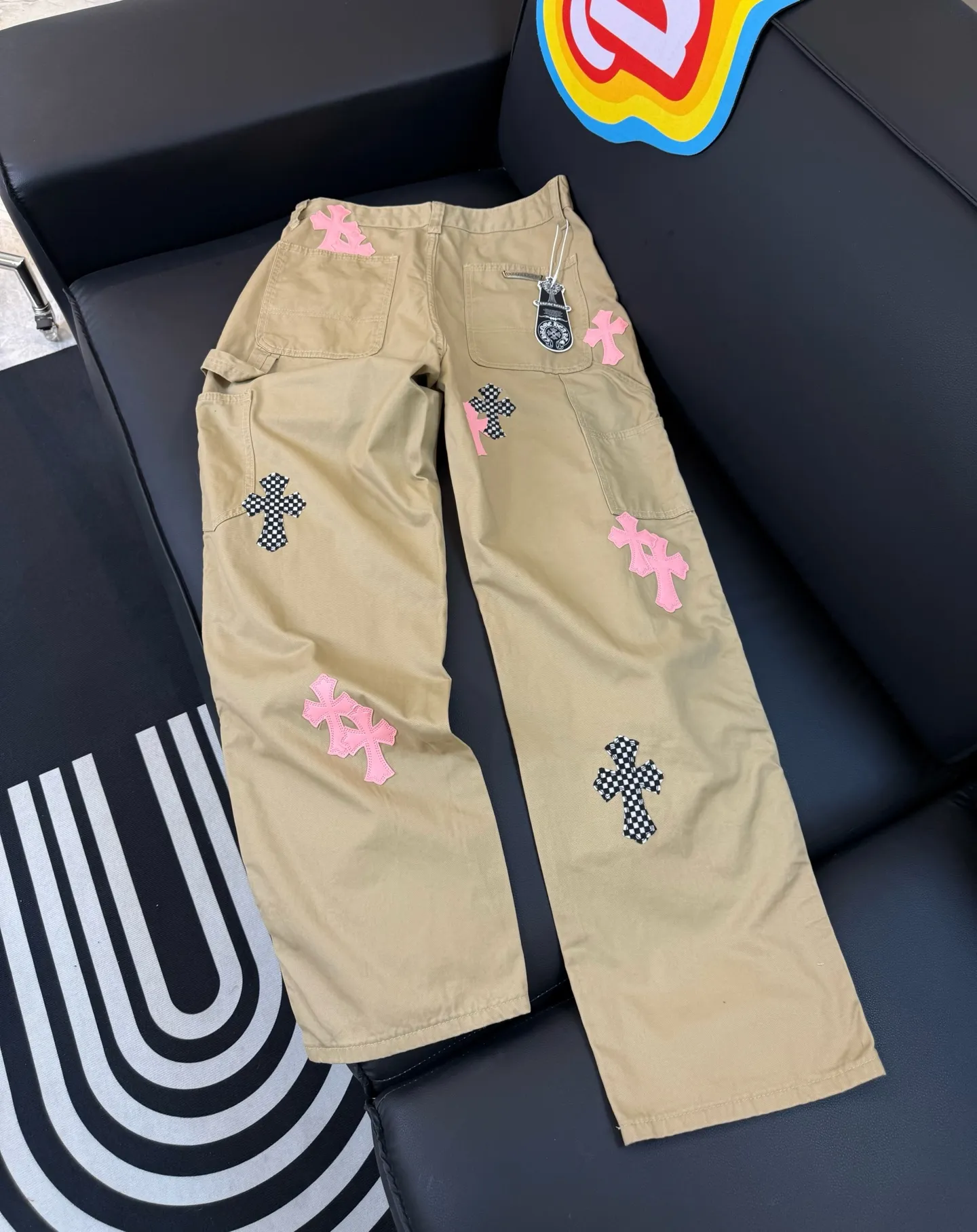 P280 Style number: D335 🔥Chrome Hearts khaki pink leather work jeans Size: s-XXL (28 30 32 34) Color: Khaki Size reference 28 pants length 100 waist 72 30 pants length 101 waist 76 32 pants length 103 waist 80 34 pants length 104 waist 84